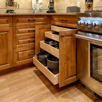 Traditional Kitchen with Full Overlay Maple Kitchen Cabinets & Oak Floors