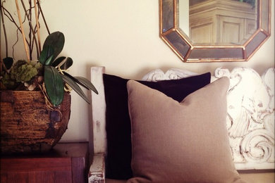 Example of an eclectic living room design in Dallas