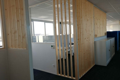 Exemple d'un très grand bureau moderne avec un mur blanc, moquette, un bureau indépendant et un sol gris.