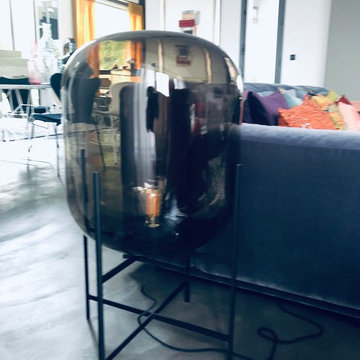 Un réservoir de lumière, la Lampe Oda en verre fumée - Une Maison Éclectique
