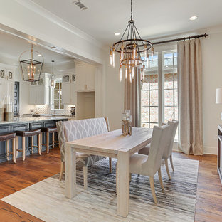 ニューオリンズの中サイズのカントリー風 LDKの画像 (グレーの壁、濃色無垢フローリング、暖炉なし、茶色い床)