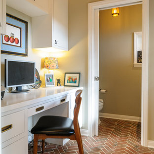 Inspiration för ett litet orientaliskt arbetsrum, med beige väggar, tegelgolv och ett inbyggt skrivbord