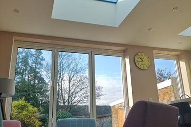This is an example of a modern living room in Hampshire.