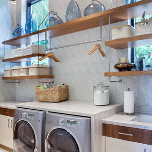 マイアミのコンテンポラリースタイルのおしゃれな洗濯室 (オープンシェルフ、中間色木目調キャビネット、左右配置の洗濯機・乾燥機) の写真