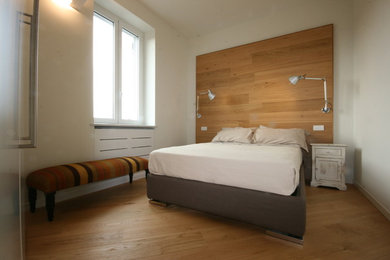 Esempio di una camera da letto moderna