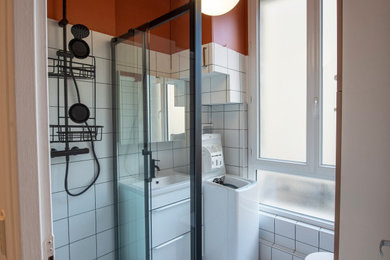 Réalisation d'une petite salle d'eau tradition avec une douche à l'italienne, un mur orange, un plan de toilette en carrelage, une fenêtre et meuble simple vasque.