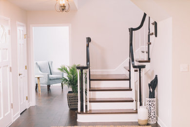 Foto de escalera en U de estilo americano pequeña con escalones de madera, contrahuellas de madera y barandilla de madera