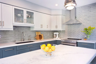 Example of an arts and crafts home design design in Toronto