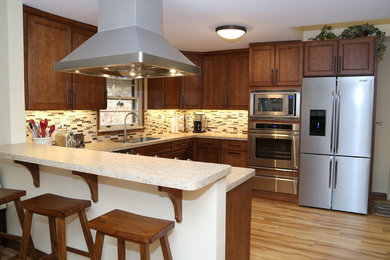 Kitchen - traditional kitchen idea in Chicago