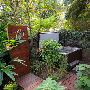 Mittelgroßer, Unbedeckter Moderner Patio hinter dem Haus mit Gartendusche und Dielen in Los Angeles