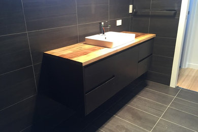 This is an example of a modern bathroom in Hobart.