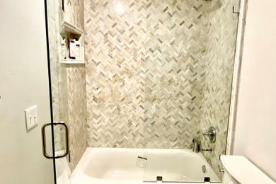 他の地域にあるトランジショナルスタイルのおしゃれな浴室 (シャワー付き浴槽	、開き戸のシャワー) の写真