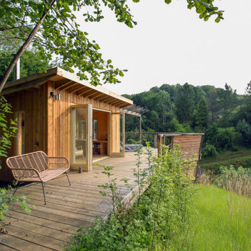 Woodland Retreat: A Multifunctional Cabin Home Office