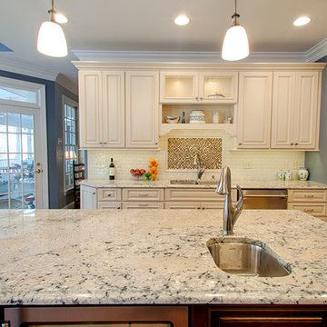 Traditional 2 toned kitchen