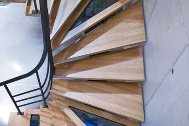 This is an example of a contemporary staircase in Saint-Etienne.