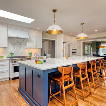 Seating for 6 White/Cobalt Spacious Kitchen