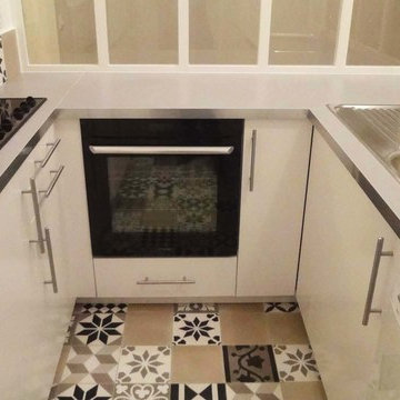 Cuisine et salle de douche inversées