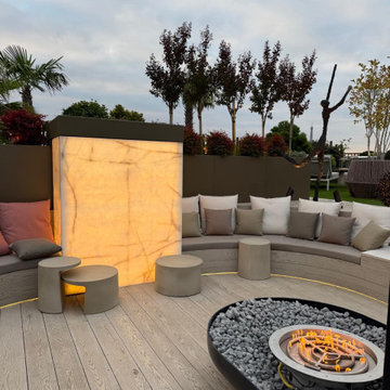 Aménagement d'un Toit-Terrasse Design avec Brasero et Mur Lumineux