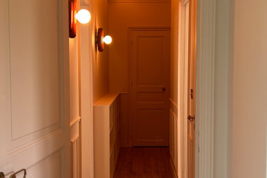 Cette photo montre un couloir chic.