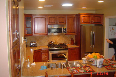 Kitchen - traditional kitchen idea in Los Angeles