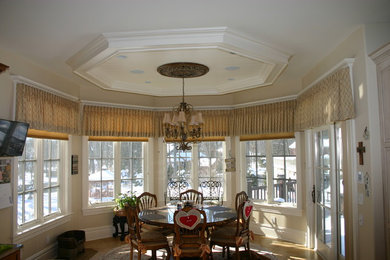 Example of a mid-sized classic u-shaped eat-in kitchen design in New York
