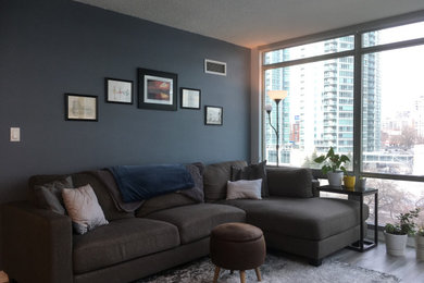Foto de salón abierto moderno pequeño con suelo de madera clara y suelo gris