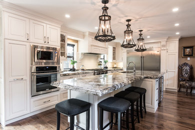 Example of a classic kitchen design in Vancouver