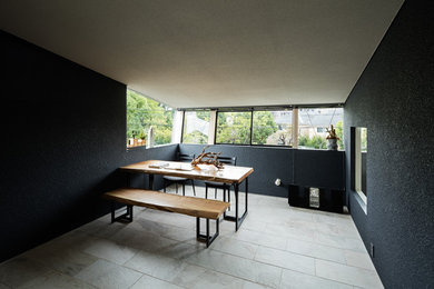 Photo of a modern family room in Osaka with black walls and grey floor.