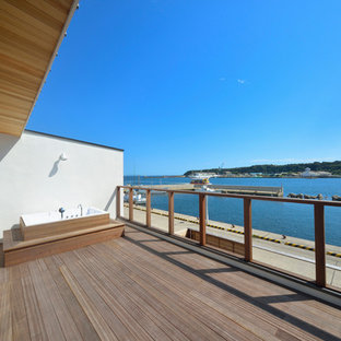 横浜のビーチスタイルのおしゃれなテラス・中庭 (デッキ材舗装、張り出し屋根) の写真