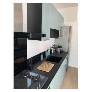 cuisine avec des portes de placards vertess et un plafond