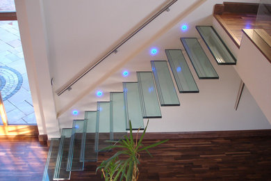 Floating glass staircase