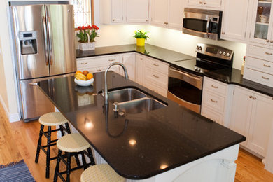 Elegant kitchen photo in Grand Rapids