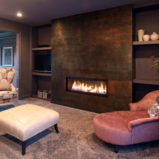 Idéer för att renovera ett mellanstort funkis allrum med öppen planlösning, med ett finrum, grå väggar, heltäckningsmatta, en standard öppen spis och en spiselkrans i metall