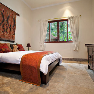 Idee per una grande camera degli ospiti etnica con pareti beige e pavimento in marmo