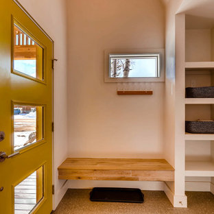 Idee per un piccolo ingresso con anticamera minimalista con pareti bianche, pavimento alla veneziana, una porta singola, una porta verde e pavimento grigio