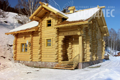 На фото: двухэтажный, деревянный, бежевый дом среднего размера с двускатной крышей