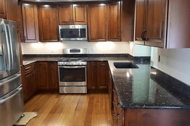 Example of a classic kitchen design in Los Angeles