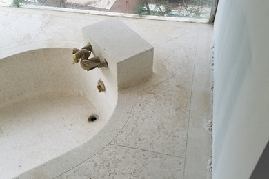 ヒューストンにある地中海スタイルのおしゃれな浴室 (テラゾーの床) の写真