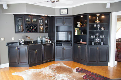 Home bar - mid-sized country home bar idea in New York