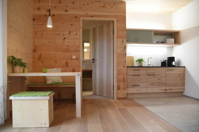 Modernes Esszimmer mit Holzdecke und Holzwänden in München
