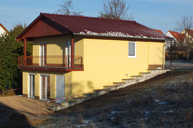 Zweistöckiges, Mittelgroßes Klassisches Einfamilienhaus mit Putzfassade, gelber Fassadenfarbe, Satteldach und Ziegeldach in Leipzig