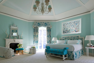 Klassisches Hauptschlafzimmer mit blauer Wandfarbe, Teppichboden, Kamin, Kaminumrandung aus Holz, weißem Boden und gewölbter Decke in New York