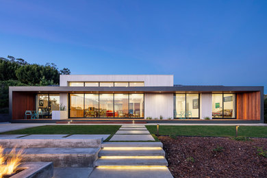 This is an example of a midcentury house exterior in Los Angeles.