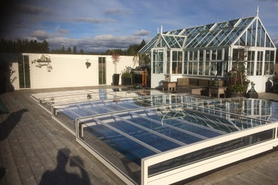 Modelo de piscina natural clásica renovada de tamaño medio rectangular en patio trasero