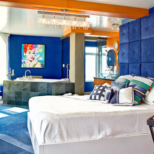 Modernes Hauptschlafzimmer ohne Kamin mit blauer Wandfarbe und blauem Boden in Vancouver