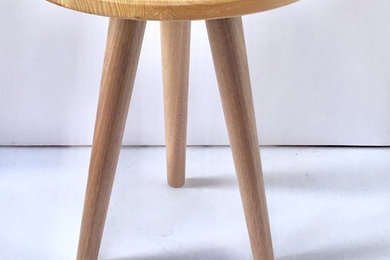 Sidetable made fully of oak on 3 tapered legs