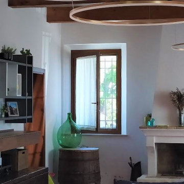 Interior design, illuminotecnica e arredo del living in una casa romagnola