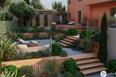 Aménagement d'un petit jardin contemporain avec un mur de soutènement, une exposition ensoleillée, une pente, une colline ou un talus, une terrasse en bois et une clôture en bois.