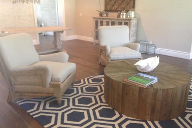 Imagen de salón abierto tradicional de tamaño medio sin chimenea y televisor con paredes beige, suelo de madera en tonos medios y suelo marrón