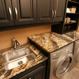 トロントのトラディショナルスタイルのおしゃれなランドリールームの写真